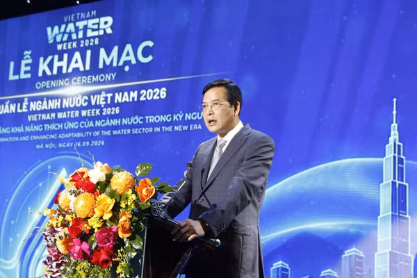 Thứ trưởng Xây dựng Bùi Xuân Dũng phát biểu khai mạc Tuần lễ ngành nước Việt Nam 2026. (Ảnh: VWSA)