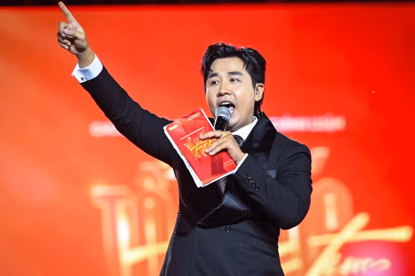 MC Nguyên Khang dẫn chương trình "Tổ quốc trong tim". (Ảnh: THÀNH ĐẠT)