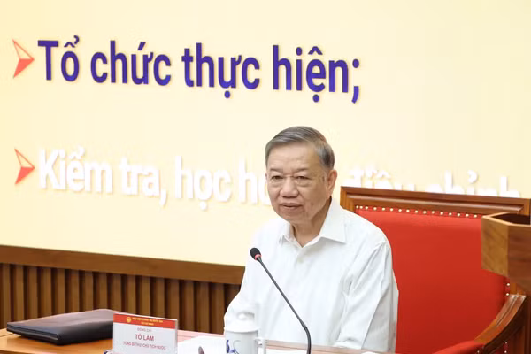 Tổng Bí thư, Chủ tịch nước Tô Lâm trao đổi và truyền đạt Chuyên đề. (Ảnh: TTXVN)