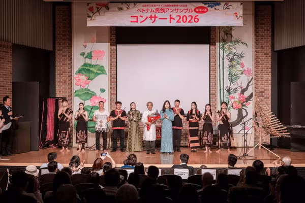 Tổng Lãnh sự Việt Nam tại Fukuoka Trịnh Thị Mai Phương (người mặc áo dài xanh) tặng hoa các nghệ sĩ tham gia chương trình. (Ảnh: Ban tổ chức cung cấp)