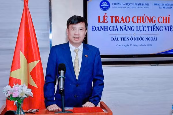 Tổng Lãnh sự Việt Nam tại Osaka Nguyễn Trường Sơn phát biểu tại Lễ trao chứng chỉ đánh giá năng lực tiếng Việt. (Ảnh: Tổng Lãnh sự quán Việt Nam tại Osaka)