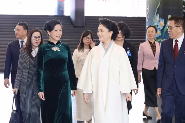 Hai phu nhân cùng nhau thăm Nhà hát lớn quốc gia Trung Quốc và có cuộc giao lưu, chia sẻ thân tình, cởi mở về các trải nghiệm thực tế cũng như việc giao lưu, phát triển văn hóa giữa hai nước. (Ảnh: TTXVN)