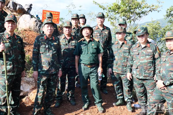 Đoàn công tác của Ban Chỉ đạo quốc gia kiểm tra công tác tìm kiếm, quy tập hài cốt liệt sĩ tại điểm cao 685, xã Thanh Thủy, tỉnh Tuyên Quang. (Ảnh: KHÁNH TOÀN)
