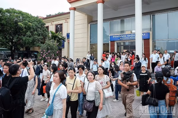 Hành khách xuống tàu tại ga Phủ Lý, Ninh Bình. (Ảnh: NĂM NHUNG)