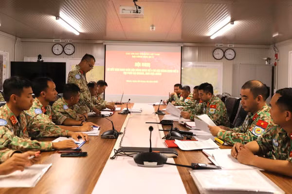 Hội nghị bàn giao công tác giữa Đội Công binh số 4 và Đội Công binh số 5 của Việt Nam tại Phái bộ An ninh lâm thời Liên hợp quốc tại Abyei. (Ảnh: Cục Gìn giữ hòa bình Việt Nam)
