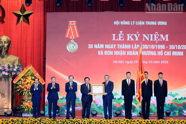 Tổng Bí thư, Chủ tịch nước Tô Lâm trao Huân chương Hồ Chí Minh tặng Hội đồng Lý luận Trung ương. (Ảnh: ĐĂNG KHOA)