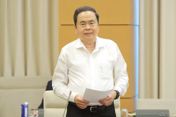 Chủ tịch Quốc hội Trần Thanh Mẫn ký ban hành Nghị quyết số 1992/NQ-UBTVQH15 của Ủy ban Thường vụ Quốc hội khóa XV về việc kiện toàn thành viên Ban chỉ đạo chuyển đổi số của Quốc hội. (Ảnh: daibieunhandan.vn)