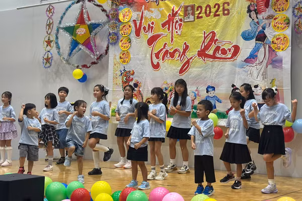 Các em thiếu nhi người Việt biểu diễn văn nghệ tại chương trình “Vui hội Trăng Rằm” tại thành phố Sakai. (Ảnh: MY LÊ)