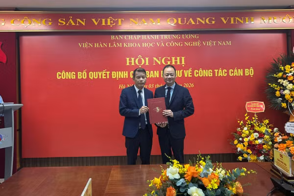Giáo sư, Tiến sĩ Trần Hồng Thái, Chủ tịch Viện Hàn lâm Khoa học và Công nghệ Việt Nam trao quyết định cho đồng chí Vũ Thanh Mai. (Ảnh: Nhật Minh)