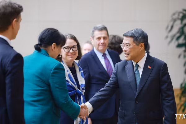 Thủ tướng Lê Minh Hưng tiếp các Đại sứ, đại biện phái đoàn Liên minh châu Âu và các nước thành viên EU tại Việt Nam. (Ảnh: TTXVN)