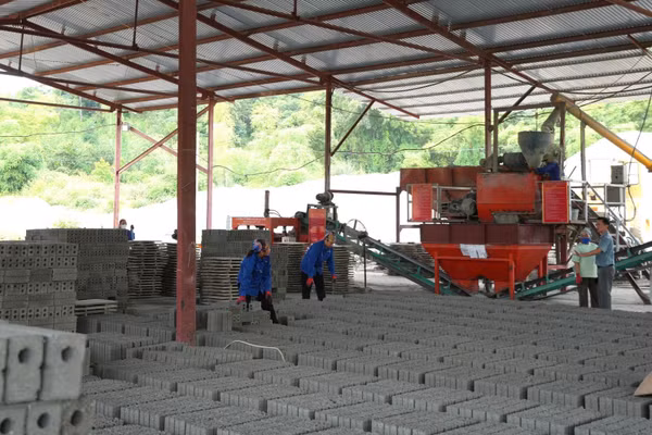 Sản xuất gạch không nung tại Công ty cổ phần Sản xuất vật liệu xây dựng Cao Bằng. (Ảnh minh họa: TTXVN)