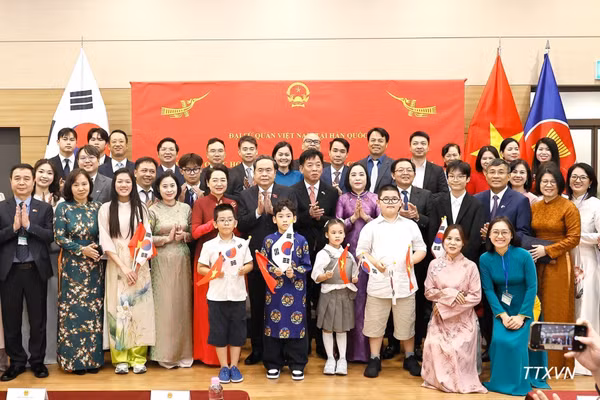 Chủ tịch Quốc hội Trần Thanh Mẫn với đại diện cộng đồng người Việt Nam tại Hàn Quốc. (Ảnh: Doãn Tấn/TTXVN) 