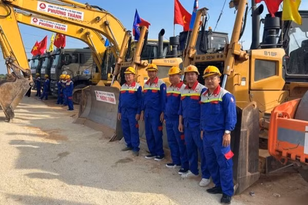 Đại diện các nhà thầu thi công dự án xây dựng đường bên và các cầu vượt trên tuyến đường kết nối di sản văn hóa du lịch và phát triển kinh tế dọc sông Hồng trên địa bàn tỉnh Hưng Yên. (Ảnh: Phạm Hà)