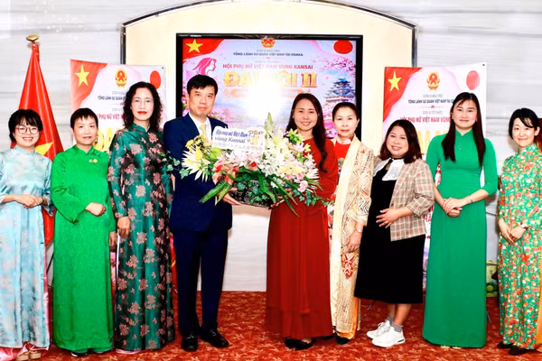 Tổng Lãnh sự Việt Nam tại Osaka Nguyễn Trường Sơn tặng hoa chúc mừng thành công của Đại hội lần thứ II Hội Phụ nữ Việt Nam vùng Kansai, Nhật Bản nhiệm kỳ 2026-2028. (Ảnh: MY LÊ)
