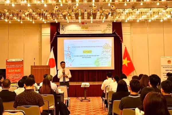 Thứ trưởng Giáo dục và Đào tạo Lê Quân gặp gỡ, trao đổi với hơn 50 nhà khoa học, chuyên gia và lưu học sinh Việt Nam tại khu vực Kansai (Nhật Bản). (Ảnh: Tổng Lãnh sự quán Việt Nam tại Osaka)