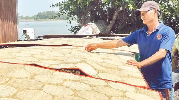 Nghề làm bánh phồng gắn bó với nhiều thế hệ ở địa phương.