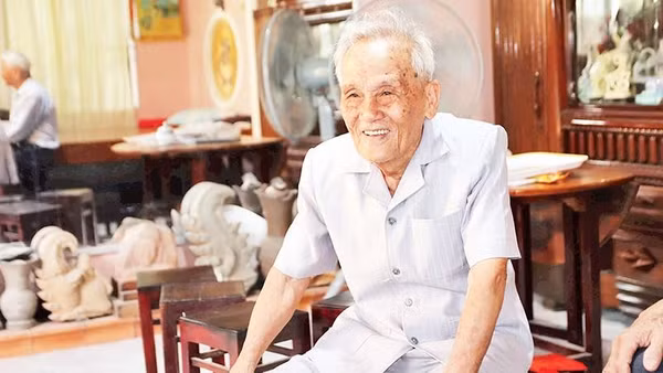 Cựu chiến binh Bùi Xuân Phước (92 tuổi) dày công xây dựng Khu tưởng niệm Bác Hồ tại phố biển Nha Trang.