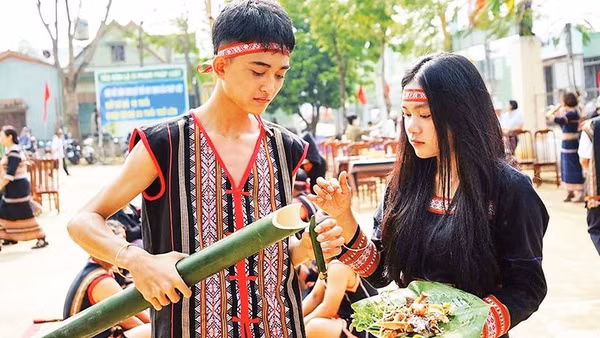 Đôi vợ chồng trẻ cùng ăn, uống trong sự chúc phúc của dân làng.
