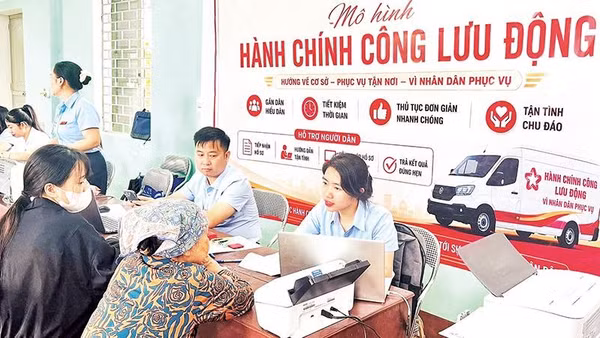Xã Khúc Thừa Dụ (Hải Phòng) triển khai mô hình hành chính công lưu động để góp phần tháo gỡ các điểm nghẽn về chuyển đổi số (Ảnh HÀ VY)