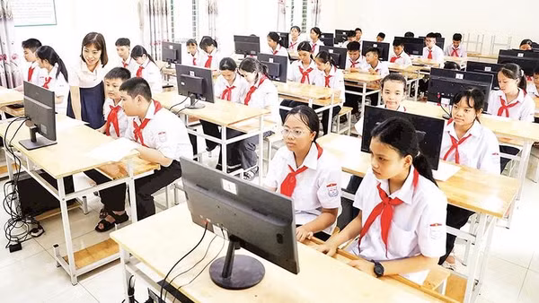 Giờ học tin học tại Trường trung học cơ sở Phúc Hòa, Bắc Ninh.