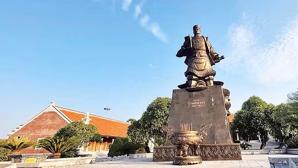 Tượng đài Thái úy Lý Thường Kiệt được đặt trang trọng, uy nghi trong khuôn viên Đền thờ Lý Thường Kiệt tại xã Tam Giang, thành phố Bắc Ninh.