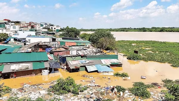 Biến đổi khí hậu gây ra lụt lội, tác động lớn đến đời sống cư dân ven sông.