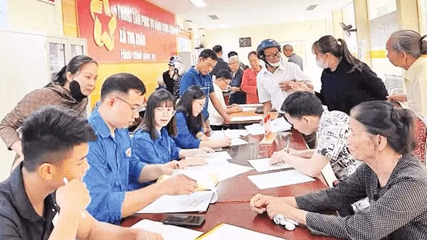 Thanh niên xung kích xã Thọ Xuân hỗ trợ người dân đăng ký mở tài khoản an sinh.
