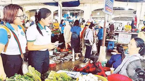 Tuyên truyền, hướng dẫn các tiểu thương tại các chợ ở phường Hương Trà hình thành thói quen thanh toán điện tử trong hoạt động mua bán hằng ngày.