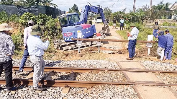 Xã Triệu Phong, tỉnh Quảng Trị tổ chức đóng kín các lối đi tự mở qua đường sắt trên địa bàn.