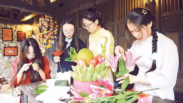 Bạn trẻ trải nghiệm trang trí hoa quả tại Ngự Hà Viên.