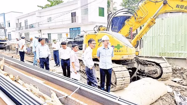 Lãnh đạo tỉnh Vĩnh Long cùng đoàn công tác kiểm tra tiến độ thực hiện các công trình giao thông trọng điểm trên địa bàn tỉnh.