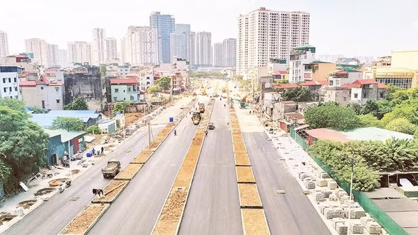Đường vành đai 2,5 đoạn qua phường Xuân Đỉnh đang được gấp rút hoàn thiện (Ảnh LÊ KHÁNH)