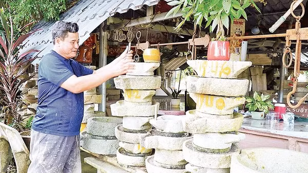 Ông Lê Văn Dũng thao tác quay cối xay bột quen thuộc, tái hiện lại nét sinh hoạt văn hóa ẩm thực dân gian xưa.