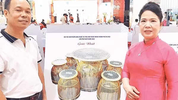 Ông Trần Văn Thắng (bên trái) tại Hội thi sản phẩm làng nghề và tôn vinh nghệ nhân Thành phố Hà Nội lần thứ nhất năm 2026 do Sở Nông nghiệp và Môi trường tổ chức.
