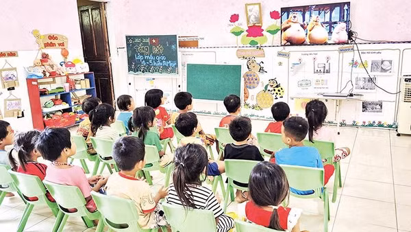 Học sinh điểm trường A Môr, Trường Mầm non A Xing hào hứng xem video hoạt hình lồng tiếng Pa Kô do anh Ngởi sản xuất bằng công nghệ AI.