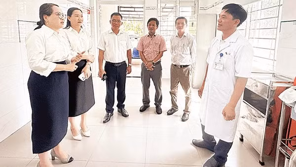 Đoàn đại biểu Quốc hội tỉnh Quảng Ngãi giám sát thực tế tại Trạm Y tế xã Bình Sơn.