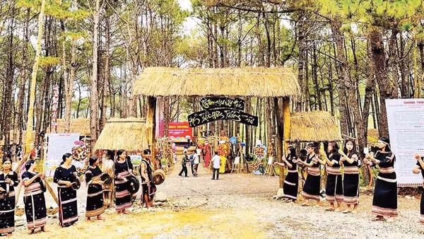 Cấp ủy, chính quyền và người có uy tín ở xã Kon Plông vận động người dân phát triển thế mạnh du lịch cộng đồng.