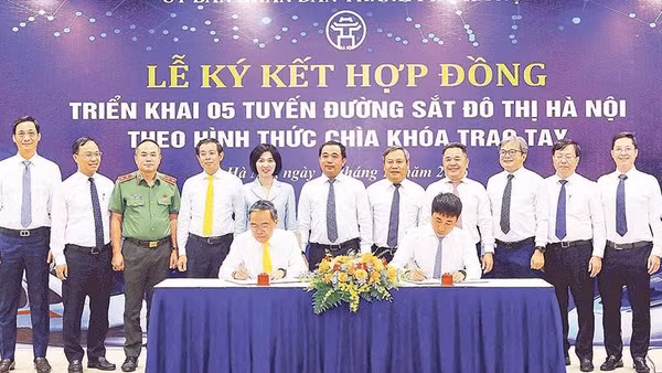 Quang cảnh lễ ký kết triển khai năm tuyến đường sắt đô thị Hà Nội (Ảnh VIẾT THÀNH)