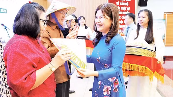 Bạn bè quốc tế tham dự chương trình “Hương trà-Ấm tình ASEAN” do phường Bình Thạnh tổ chức tháng 8/2026 nhận quà lưu niệm. 