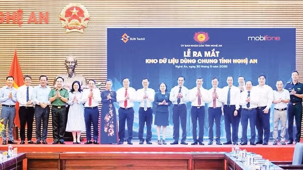 Đại diện lãnh đạo tỉnh Nghệ An và các đơn vị tại sự kiện công bố vận hành thử nghiệm kho dữ liệu dùng chung (Ảnh HIẾU HÀ)