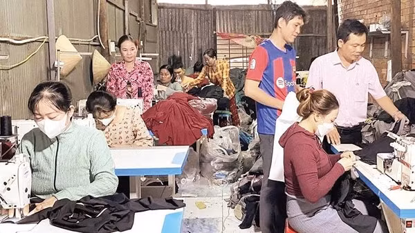 Cơ sở may gia công mở từ nguồn vốn vay chính sách tạo việc làm cho phụ nữ nông thôn.