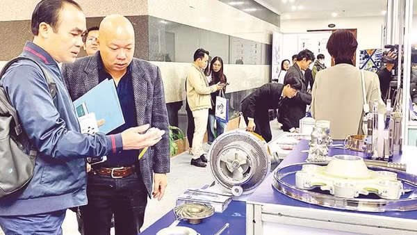Các doanh nghiệp tìm hiểu các sản phẩm linh kiện, thiết bị phục vụ sản xuất trong ngành hàng không-vũ trụ.