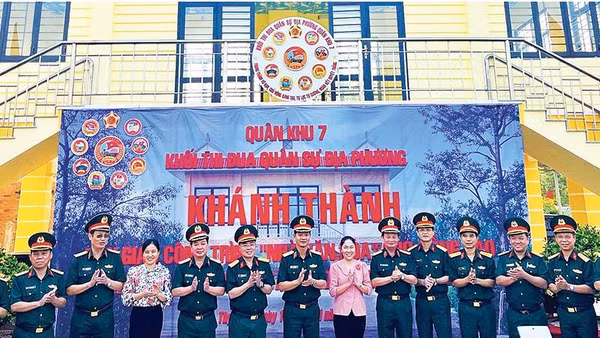 Khánh thành công trình Nhà văn hóa dân tộc Khmer (ấp Xóm Tháp, xã Tân Biên, tỉnh Tây Ninh) do lực lượng vũ trang Quân khu 7 và tỉnh Tây Ninh xây dựng.