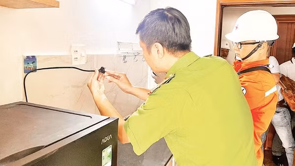 Lực lượng công an và công nhân ngành điện Thành phố Hồ Chí Minh phối hợp kiểm tra an toàn hệ thống điện tại một khu nhà trọ ở phường Phú Thọ Hòa (Ảnh QUANG QUÝ)