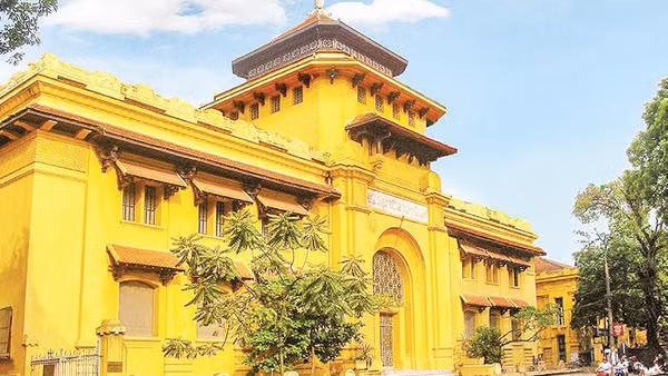 Quần thể các tòa nhà ở 19 Lê Thánh Tông, nơi Trường đại học Dược Hà Nội và một số đơn vị thuộc Đại học Quốc gia Hà Nội đang hoạt động (Ảnh NGUYỄN TRƯỜNG)