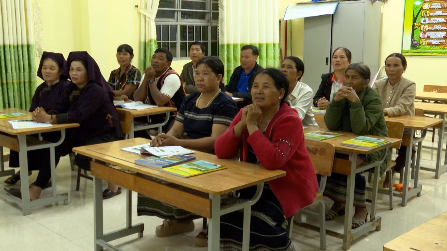 Lớp học cộng đồng đưa cơ hội học tập thường xuyên đến gần người dân. (Ảnh: THU TRANG)