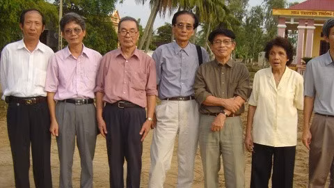 07-lanh-dao-khoa-va-cuu-sv-khoa-1-tren-nen-lop-hoc-dau-tien-585.jpg