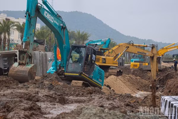 Từng mét đào nền đường đều được kiểm soát khắt khe do bên dưới dày đặc hệ thống cáp điện và đường ống cấp nước sinh hoạt. (Ảnh: ÁNH DƯƠNG)