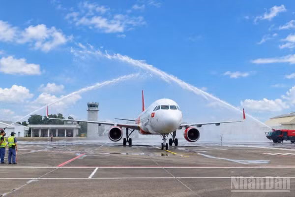 Chuyến bay đầu tiên VJ1942 từ Hà Nội đã hạ cánh tại Đài Nam (Đài Loan, Trung Quốc) vào sáng 25/10 với nghi thức chào đón nồng nhiệt bằng vòi rồng trên sân đỗ. (Ảnh: TUYỀN VY)
