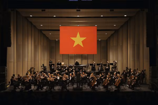Dưới sự chỉ huy của nhạc trưởng Sir Antonio Pappano, LSO mở đầu đêm diễn đầu tiên của Vietnam Airlines Classic-Hanoi Concert 2026 bằng những giai điệu hào hùng của Quốc ca Việt Nam. (Ảnh: VNA)